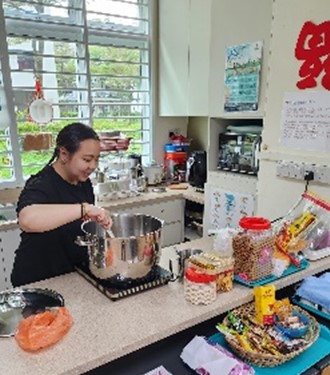 Kitchen Volunteer   Kitchen Volunteer 